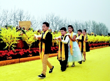     ▲來自大陸和臺灣、香港、澳門地區(qū)及美國的小朋友放飛和平鴿。