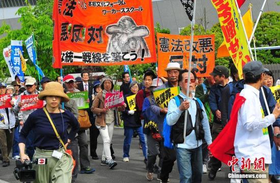 當(dāng)?shù)貢r(shí)間5月3日，數(shù)萬(wàn)日本民眾在東京舉行集會(huì)和游行，為整整經(jīng)歷了70個(gè)年頭的日本戰(zhàn)后憲法“點(diǎn)贊”，呼吁維護(hù)和平憲法，反對(duì)執(zhí)政當(dāng)局的修憲企圖。 <a target='_blank' href='http://www.chinanews.com/'>中新社</a>記者 王健 攝