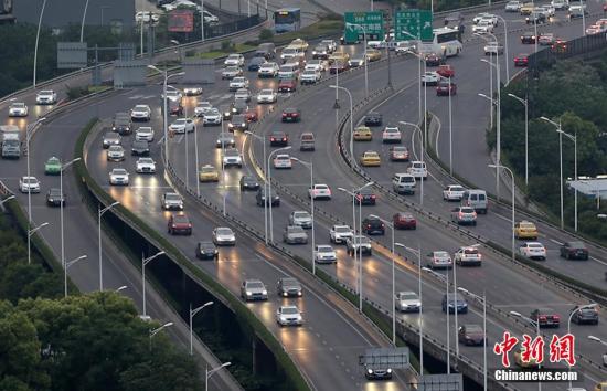 資料圖：外出旅游的民眾駕車有序返程。 泱波 攝