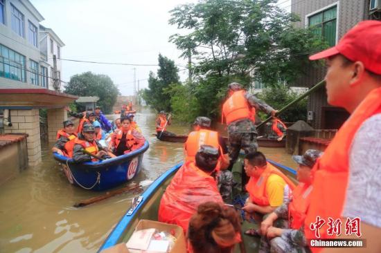 6月26日，受持續(xù)暴雨影響，浙江蘭溪汛情嚴重，浙江省紹興軍分區(qū)迅速集結(jié)越城區(qū)柯橋區(qū)諸暨市應急分隊，跨區(qū)救援蘭溪。<a target='_blank' href='http://www.chinanews.com/'>中新社</a>發(fā) 夏先龍 攝