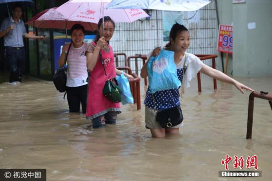 圖為南京市雨花臺區(qū)，市民在水中艱難出行。圖片來源：視覺中國