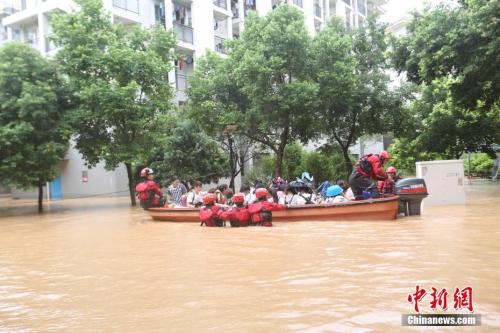 7月3日，廣西桂林市旅游學(xué)院宿舍樓發(fā)生內(nèi)澇，學(xué)校近5000名學(xué)生因聚集在宿舍復(fù)習(xí)被困。<a target='_blank' href='http://www.chinanews.com/'>中新社</a>記者 王洋洋 攝 