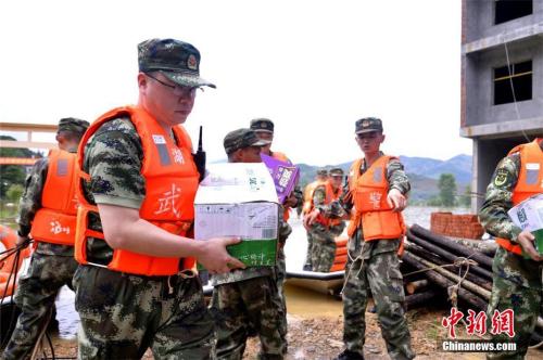 7月2日，武警黃石支隊(duì)官兵為湖北黃石市陽(yáng)新縣富河水庫(kù)下游的龍港鎮(zhèn)星潭村受災(zāi)民眾送去100件礦泉水和100箱方便面。 莊文偉 攝