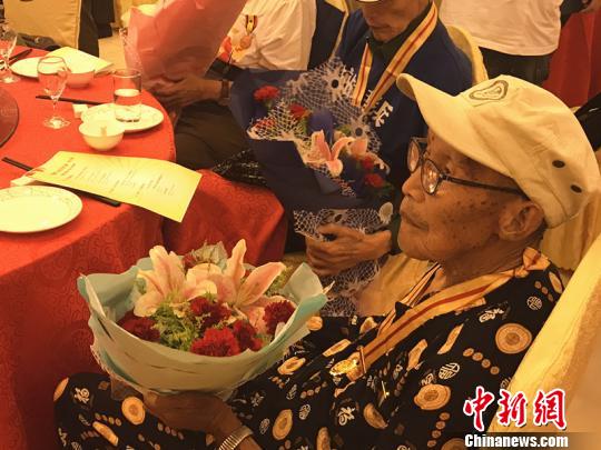 102歲的抗戰(zhàn)老兵劉靖。　楊顏慈 攝