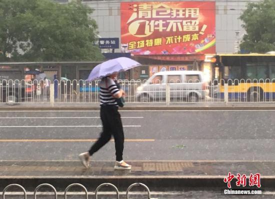 資料圖：6月23日清晨，北京降雨持續(xù)，并出現(xiàn)了短時大雨。 <a target='_blank' href='http://www.chinanews.com/' >中新網(wǎng)</a>記者 富宇 攝