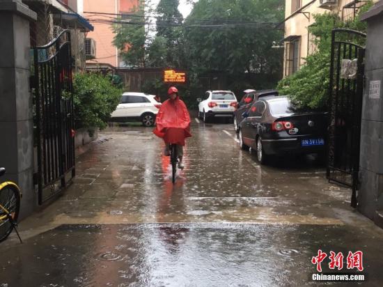 資料圖：6月23日清晨，北京降雨持續(xù)，并出現(xiàn)了短時大雨。 <a target='_blank' href='http://www.chinanews.com/' >中新網(wǎng)</a>記者 富宇 攝