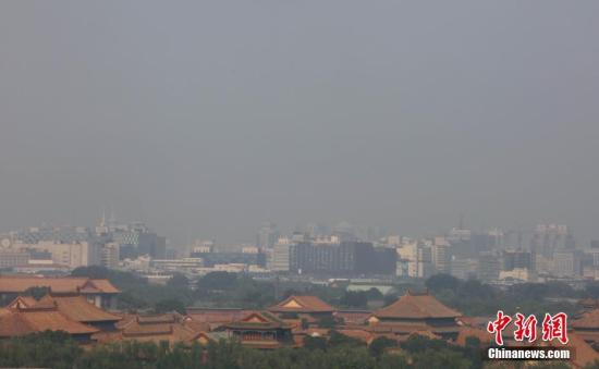 7月13日，高溫、高濕度空氣籠罩下的北京城區(qū)依舊處在高溫黃色預(yù)警中，當(dāng)日預(yù)報(bào)最高氣溫為36℃。 <a target='_blank' href='http://www.chinanews.com/'>中新社</a>記者 楊可佳 攝