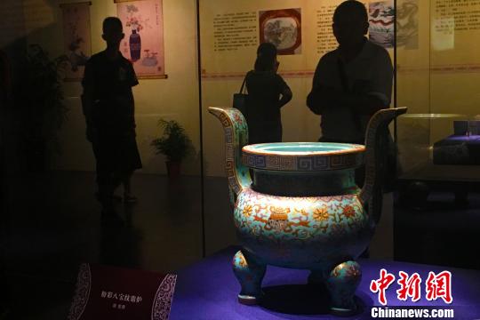 “明韻清風(fēng)——景德鎮(zhèn)窯皇家瓷器藝術(shù)展”10日在安徽合肥開展。此次展覽共展出130余件(套)明清時期景德鎮(zhèn)窯瓷器。　張強 攝