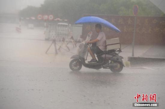 7月31日，暴雨侵襲福州，市民艱難出行。<a target='_blank' href='http://www.chinanews.com/'>中新社</a>記者 王東明 攝