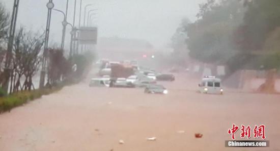 資料圖：四川雅安強(qiáng)降雨，車輛在暴雨中艱難通行。雅安宣傳部 供圖