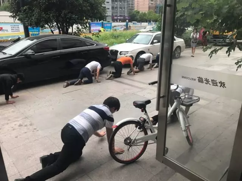 理發(fā)店員工跪地爬行惹爭(zhēng)議 工作人員:不是作秀