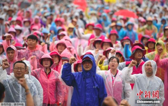 8月15日，在韓國首爾，韓國民眾參加和平游行示威。數(shù)千名韓國民眾15日在首都首爾參加大規(guī)模反對薩德、反對韓美軍演的和平游行示威活動。