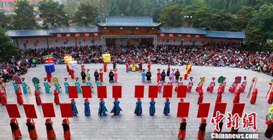 2017年的“國慶中秋”假日，兩節(jié)的疊加效應(yīng)，超長的假日時間，高速免費(fèi)通行的政策，促使人們出游熱情高漲?！〕声i 攝