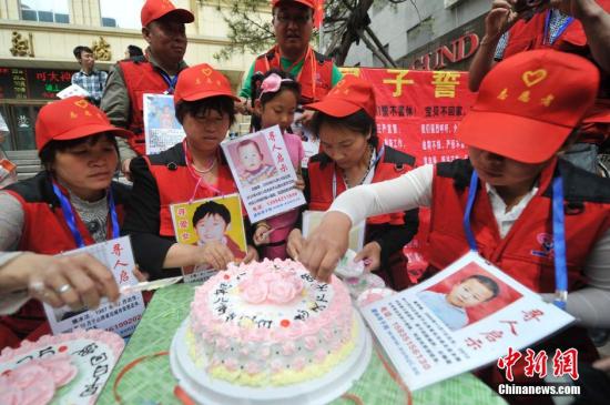 資料圖：山西愛心尋子團的志愿者與尋子家長走上街頭，宣傳打拐防拐知識。<a target='_blank' href='http://www.chinanews.com/'>中新社</a>發(fā) 韋亮 攝