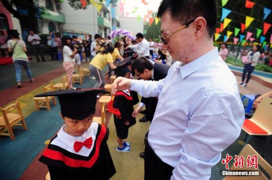 資料圖：山西太原一幼兒園的孩子們穿上學士服參加畢業(yè)典禮。<a target='_blank' href='http://www.chinanews.com/'>中新社</a>發(fā) 張云 攝