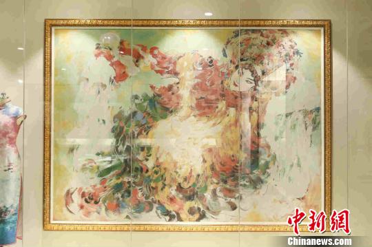 展品——大型仿油畫彩色織錦《金貴妃》。　張昀蔚 攝