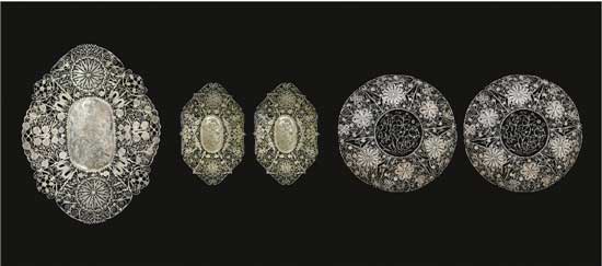 累絲鏤空盤 A Set of Filigree Openwork Plates 民國 大菱形 長：20cm；寬：15.6cm；重：136g 小菱形 長：14.5cm；寬：10cm；重：57g、61g 圓形款 口徑：16.4cm；重：110g、108g