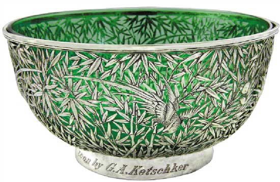 竹葉紋鏤空琉璃大碗   Glass bowl with Openwork Silver Base with Bamboo Leaf Design   晚清 通高：10.6cm；口徑：20.6cm；底徑：11.5cm；銀托重：463g；琉璃重：806g 款識：怡安，WH，90   收藏界素有“貨高一等，價(jià)高十倍”的說法，晚清是中國外銷銀器種類最多、數(shù)量最豐富的時期，激烈的競爭使銀匠在工藝和設(shè)計(jì)上都下足功夫，創(chuàng)造出各種精品。這件竹葉紋鏤空琉璃大碗鑲邊，弧壁，深腹，圈足，運(yùn)用鏤空工藝通體鏤雕竹林，在其中還鏤雕一鳥穿梭于林間，碗底鏤空形成錢幣紋樣，寓意財(cái)源廣進(jìn)。此碗工藝固然精湛，但銀匠的創(chuàng)造力更讓人贊嘆，在內(nèi)部配以一綠色琉璃碗，結(jié)合銀碗的竹林造型產(chǎn)生綠影流動、生機(jī)盎然之感，令人賞心悅目。巧妙的搭配也使得這件銀碗成為了同種器物中不可多得的精品。