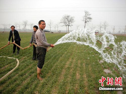 資料圖：農(nóng)民春節(jié)期間在田間澆麥抗旱。