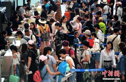 資料圖：昆明長水國際機場候機廳里辦理登機手續(xù)的旅客。<a target='_blank' href='http://www.chinanews.com/'>中新社</a>記者 李進(jìn)紅 攝