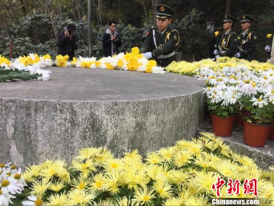 南京北極閣大屠殺叢葬地悼念現(xiàn)場?！≈鞎苑f 攝