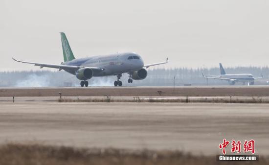 12月17日，上午10時34分，國產(chǎn)大型客機C919-10102架機在上海浦東機場第四跑道首次飛上藍(lán)天。 <a target='_blank' href='http://www.chinanews.com/'>中新社</a>記者 殷立勤 攝