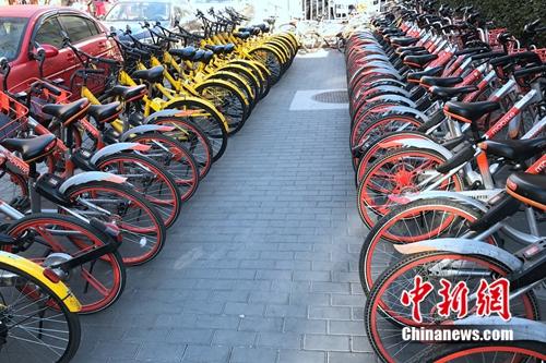 資料圖，摩拜和ofo單車在路邊整齊停放。<a target='_blank' href='http://www.chinanews.com/' >中新網(wǎng)</a> 吳濤 攝