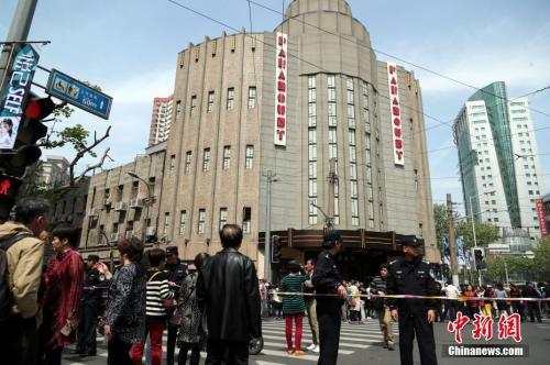 資料圖：今年4月，上海百樂門對外限時免費參觀，此舉引來眾多民眾排隊爭睹“遠東第一樂府”的風采。 中新社記者 湯彥俊 攝