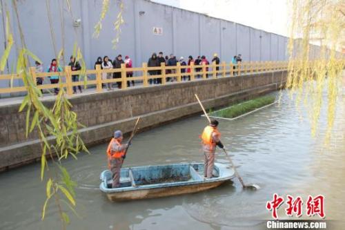 資料圖：過(guò)去水質(zhì)渾濁、淤泥沉積的嫩江河，如今清澈暢通。　周琳 攝