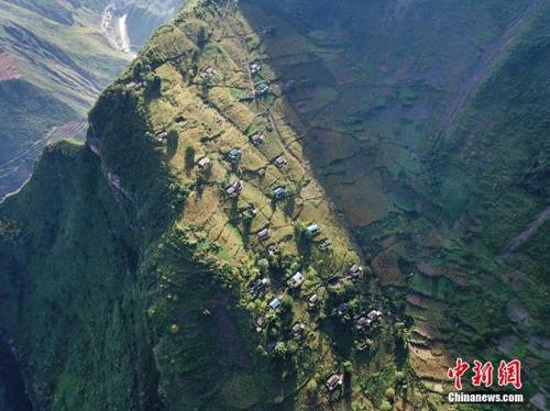 500米上空俯瞰懸崖村全貌，清晨第一縷陽(yáng)光灑向村莊。張浪 攝