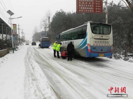 資料圖：湖北宜昌遇強(qiáng)降雪，路政交警“保暢總動(dòng)員”。 李開明 攝