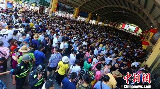 游客在景區(qū)外排隊購票 陳文武 攝