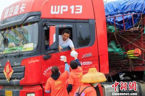 旅游愛心志愿者為貨車司機提供免費午餐。官方供圖