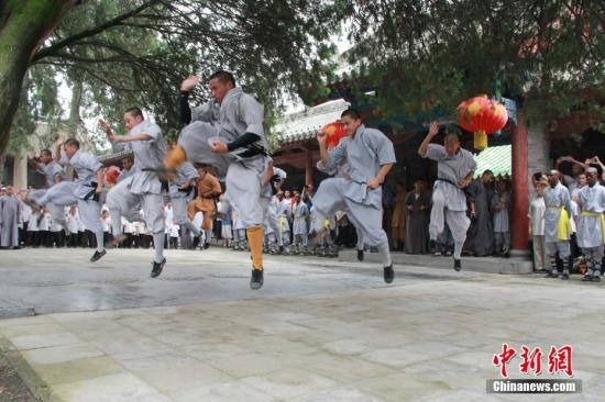 少林武僧進行武術(shù)表演。 李燕 攝