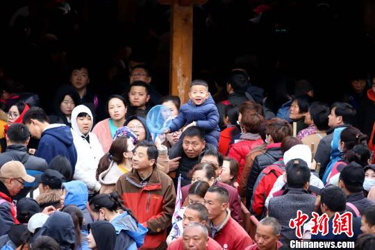 前來觀雪、賞花、爭(zhēng)睹山岳經(jīng)典峰林仙境的游客人山人海 王中舉 攝