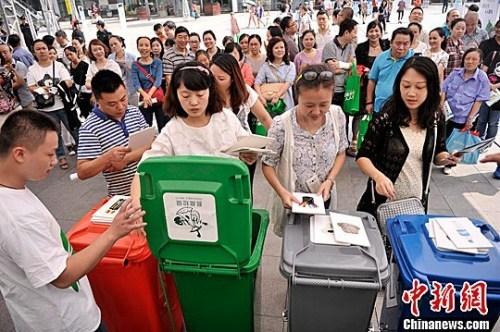 資料圖：圖為市民參與“丟垃圾”游戲，培養(yǎng)垃圾分類意識。鐘欣 攝