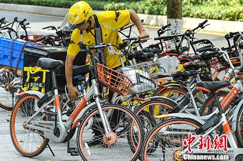 4月4日，美團外賣員與摩拜單車。當(dāng)日，美團與摩拜聯(lián)合宣布，已經(jīng)簽署美團全資收購摩拜的協(xié)議，交易完成后，摩拜單車將保持品牌和運營的獨立。 <a target='_blank' href='http://www.chinanews.com/'>中新社</a>記者 陳驥旻 攝