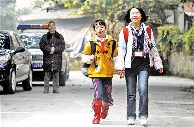 2009年12月，在馮邦武的目送下，兩姐妹高高興興去上學(xué)，她們已在重慶生活了近一年。何熠 攝