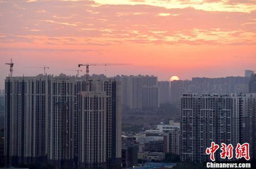 資料圖：圖為成都城區(qū)一角，太陽正從東方升起。<a target='_blank' href='http://www.chinanews.com/'>中新社</a>記者 劉忠俊 攝