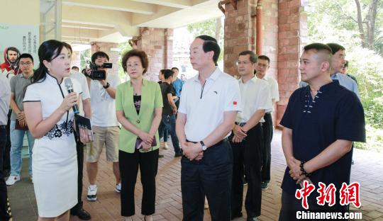 龍華區(qū)宣傳部副部長、文體局局長付妍向趙勇一行介紹“龍華模式” 索有為 攝