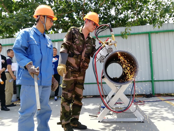 中國航天科工集團第六研究院的工人師傅現場演示高性能工業(yè)切割燃氣切割鋼管