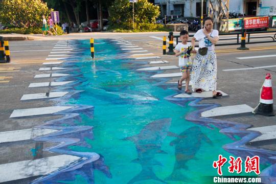 “海洋世界”現(xiàn)身路面?？谑讞l3D斑馬線獲市民稱贊