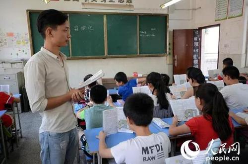 圖為南昌市珠市小學(xué)教師杜同師在課堂上給孩子們上語文課