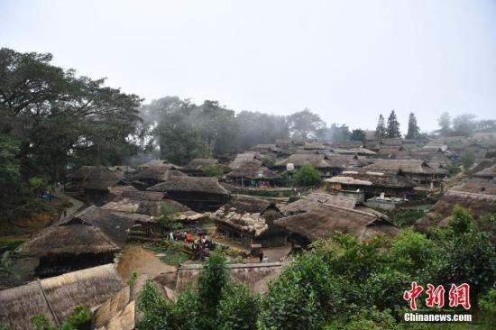 10月3日，翁丁古村。國慶節(jié)期間，位于云南省滄源佤族自治縣的翁丁古村吸引來自國內(nèi)外的游客探訪。<a target='_blank' href='http://www.chinanews.com/'>中新社</a>記者 劉冉陽 攝