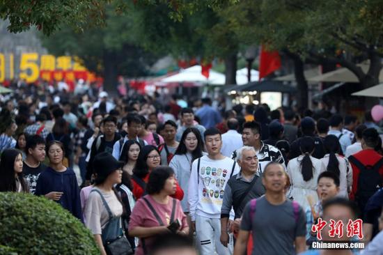 南京門東老街上人頭攢動。 泱波 攝