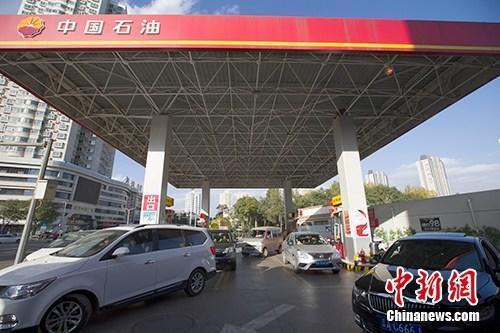 資料圖：車輛正在加油站加油。<a target='_blank' href='http://www.chinanews.com/'>中新社</a>記者 張云 攝