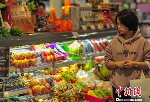 資料圖：一名消費者在超市選購商品。<a target='_blank' href='http://www.chinanews.com/'>中新社</a>記者 于海洋 攝