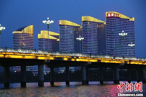 資料圖：山東臨沂沂河夜景。