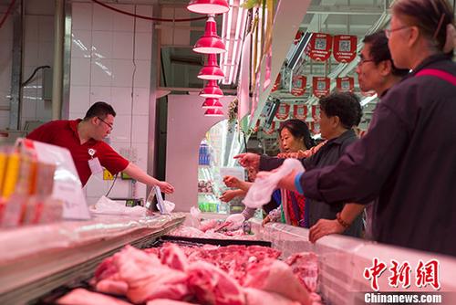 資料圖：超市民眾購買豬肉。 <a target='_blank' href='http://www.chinanews.com/'>中新社</a>記者 張云 攝