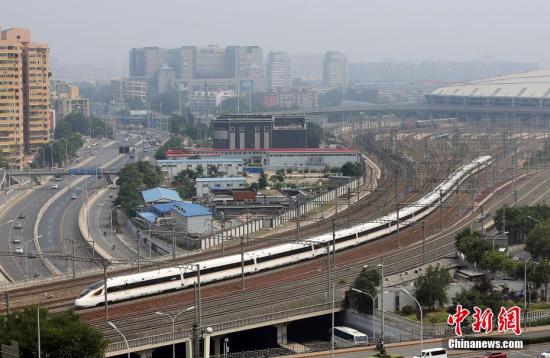 2018年7月1日，中國(guó)自行研制的全球最長(zhǎng)高鐵列車——16輛長(zhǎng)編組“復(fù)興號(hào)”正式上線運(yùn)營(yíng)。圖為“復(fù)興號(hào)”駛出北京南站。<a target='_blank' href='http://www.chinanews.com/'>中新社</a>記者 卞正鋒 攝